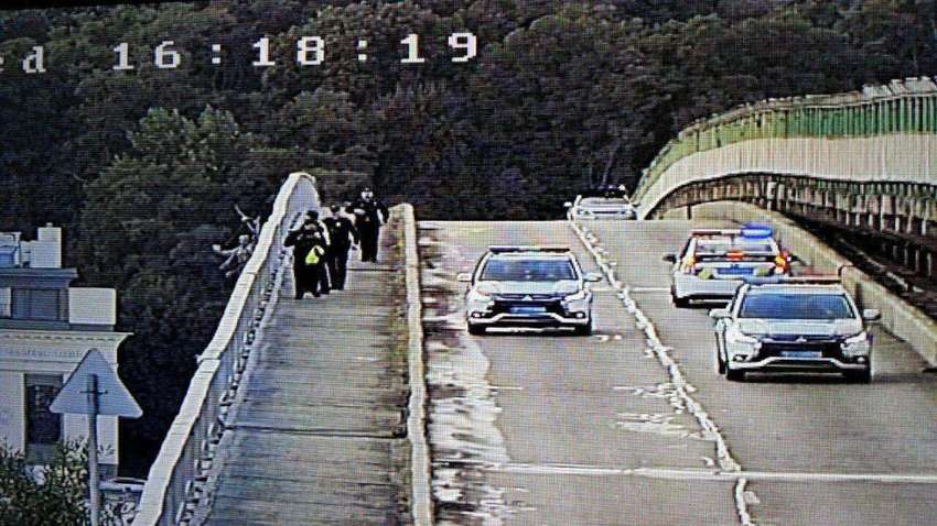 "Масштабное ЧП в Киеве": военный грозит взорвать мост 