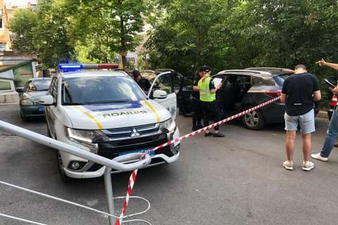 У Києві троє в масках вихопили з машини сумку з 1,1 млн грн