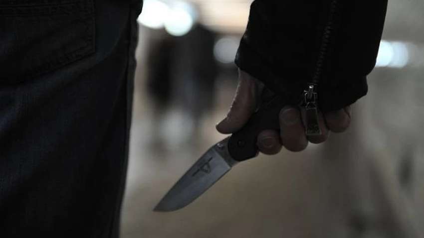 В Одессе на остановке иностранец порезал девушку и мужчину (ВИДЕО) В Одессе на остановке иностранец порезал девушку и мужчину (ВИДЕО)