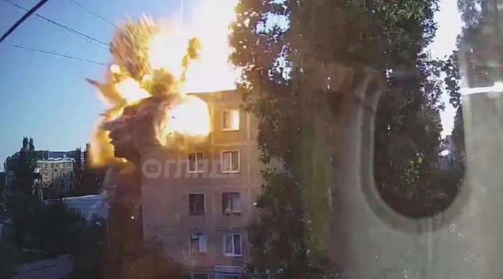 Удар российской ракеты по многоэтажке в Николаеве: появилось видео с камер видеонаблюдения Удар российской ракеты по многоэтажке в Николаеве: появилось видео с камер видеонаблюдения