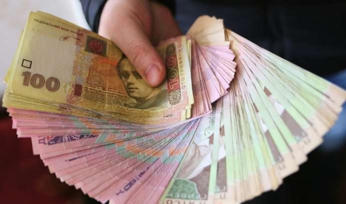 Средние зарплаты по отраслям: на каких работах платят большего всего Средние зарплаты по отраслям: на каких работах платят большего всего