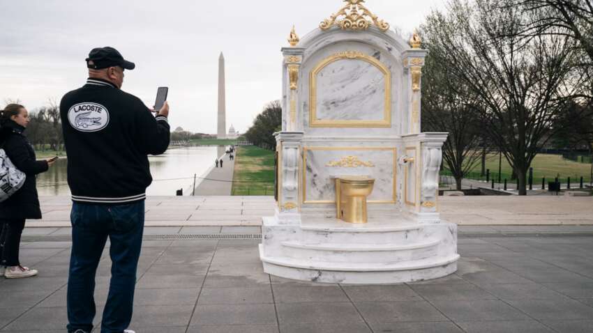 Золотой унитаз установили в честь Трампа на Национальной аллее в Вашингтоне (ФОТО) Золотой унитаз установили в честь Трампа на Национальной аллее в Вашингтоне (ФОТО)