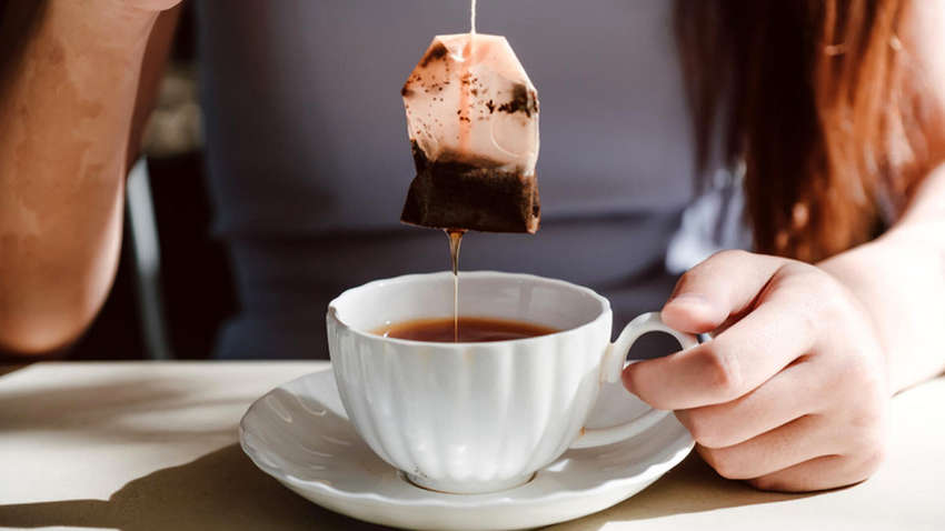 Почему не стоит выжимать чайный пакетик в чашку Почему не стоит выжимать чайный пакетик в чашку