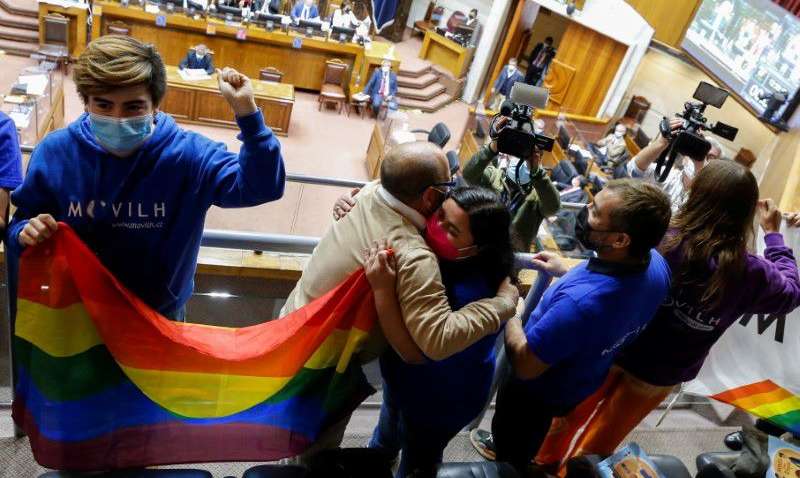 "Любовь есть любовь": правительство Чили легализировало однополые браки