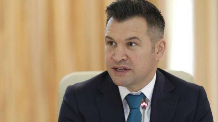 Конфуз на карантине: министр спорта Румынии дал интервью без брюк