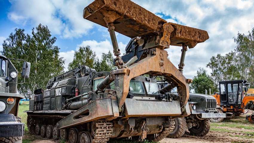 Харьковский автозавод передал ВСУ инженерную технику Харьковский автозавод передал ВСУ инженерную технику