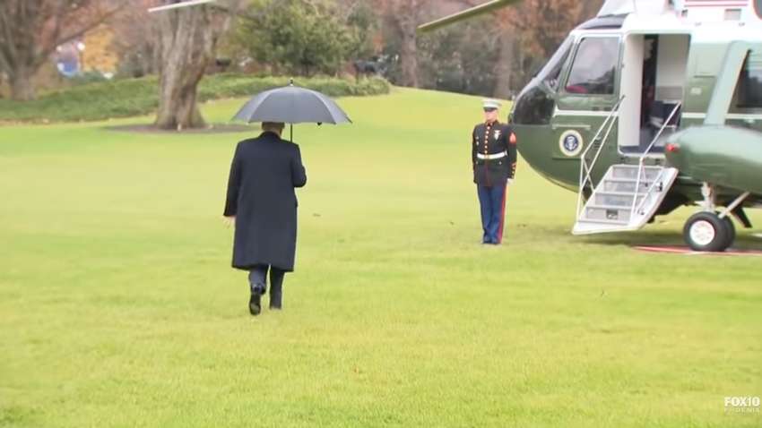 Трамп так поспішав полетіти, що забув про дружину