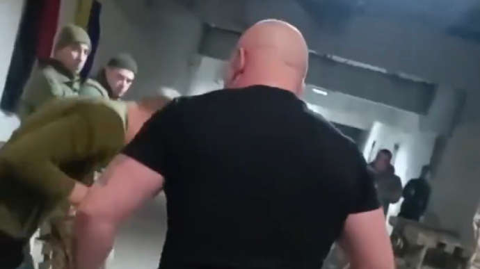 Стало відомо, скільки загрожує командиру, який побив строковика: справа вже в суді