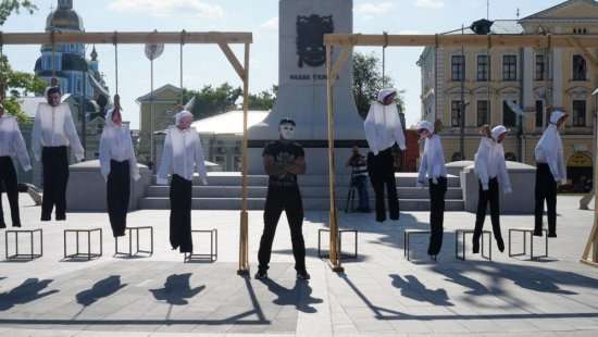 В центре Харькова установили виселицы и "повесили" депутатов, - ФОТО, ВИДЕО