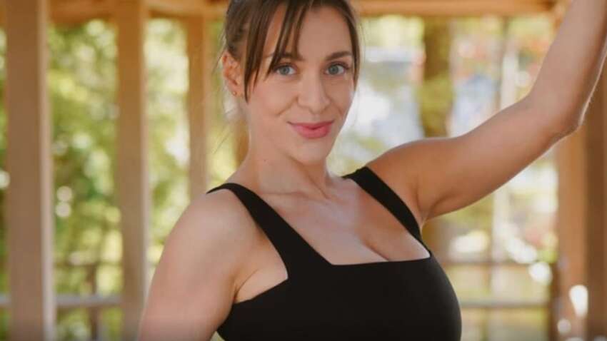 Джозефина Джексон позирует в декольтированных мини по случаю своего 31-летия (ФОТО)