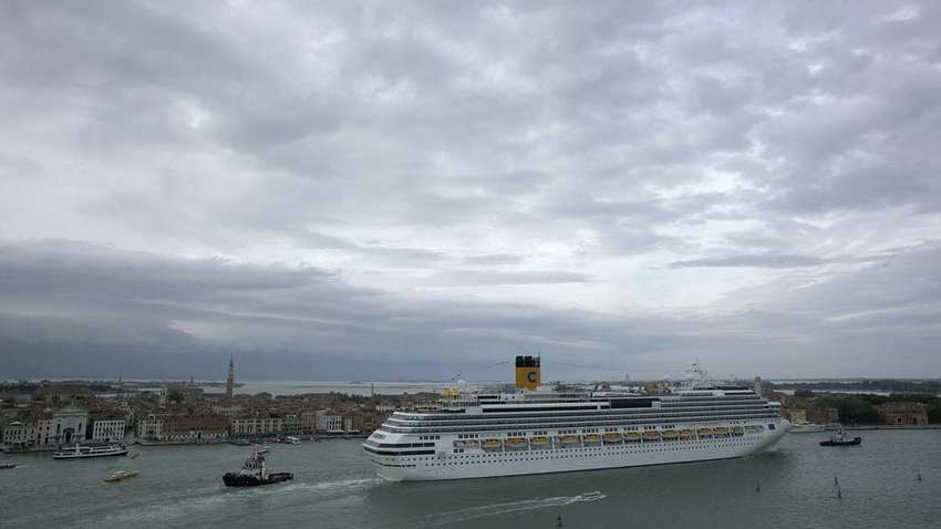 В Италии заблокировали лайнер с 6 тыс. пассажирами на борту