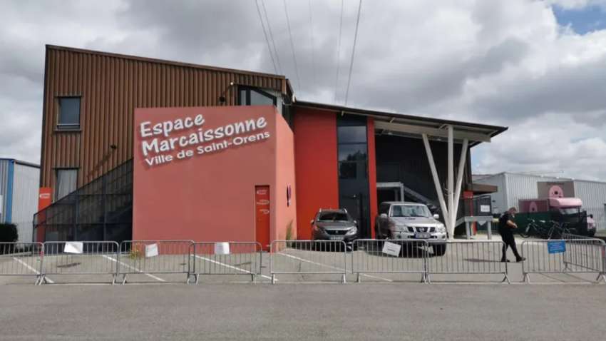 Неизвестные напали на центр вакцинации и разбили 500 флаконов с вакцинами