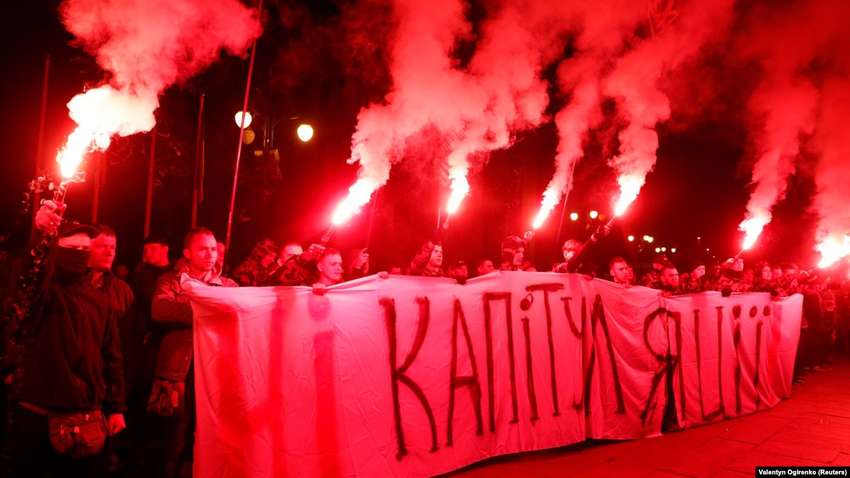 "Нет капитуляции!": стихийные митинки из Украины добрались и до Испании