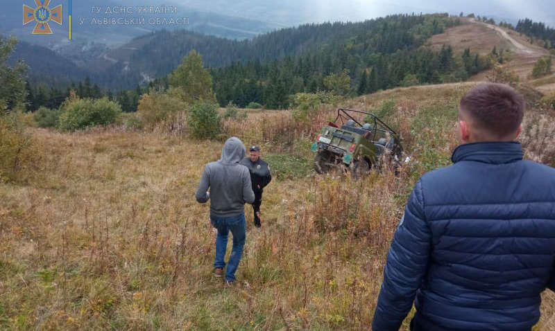 Праздновали мальчишник: в Карпатах перекинулось авто с туристами Праздновали мальчишник: в Карпатах перекинулось авто с туристами