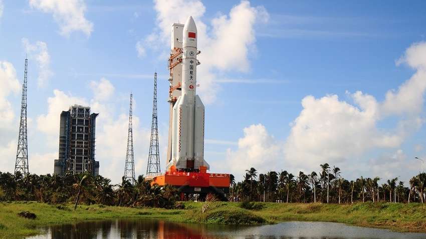 Китай запустив найбільшу ракету-носій із супутником на борту