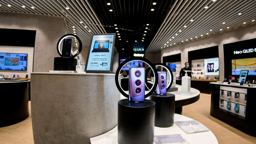 Samsung продолжает работать в России по "серым схемам" - СМИ