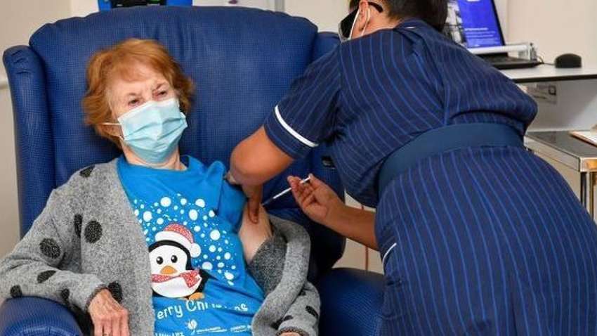 Вакцинація почалася: хто став першою людиною в світі, якій ввели вакцину