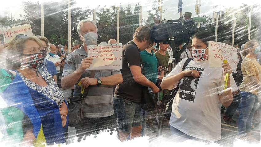 Под Офисом президента продолжается акция в поддержку украинский армии 