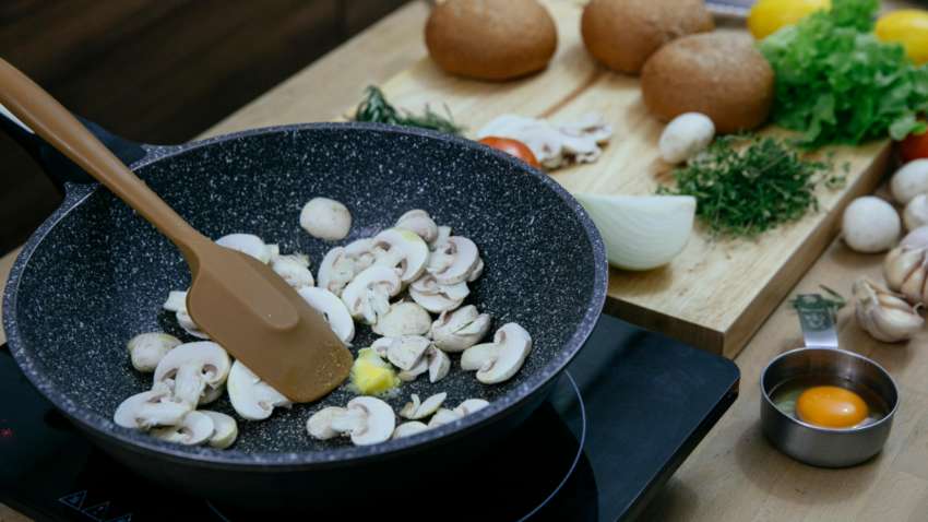 Гриби при смаженні темніють: простий інгредієнт змінить ситуацію Гриби при смаженні темніють: простий інгредієнт змінить ситуацію