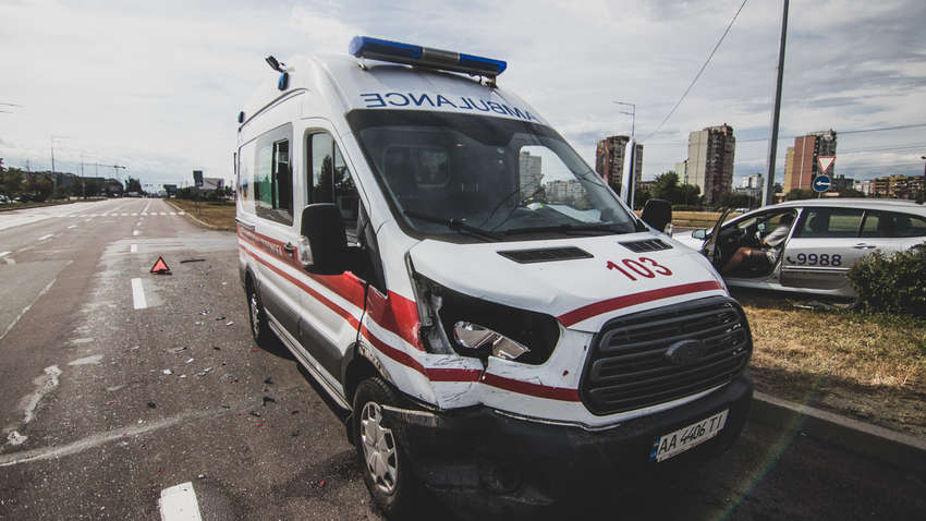 У Києві таксист влаштував ДТП, підрізавши швидку допомогу