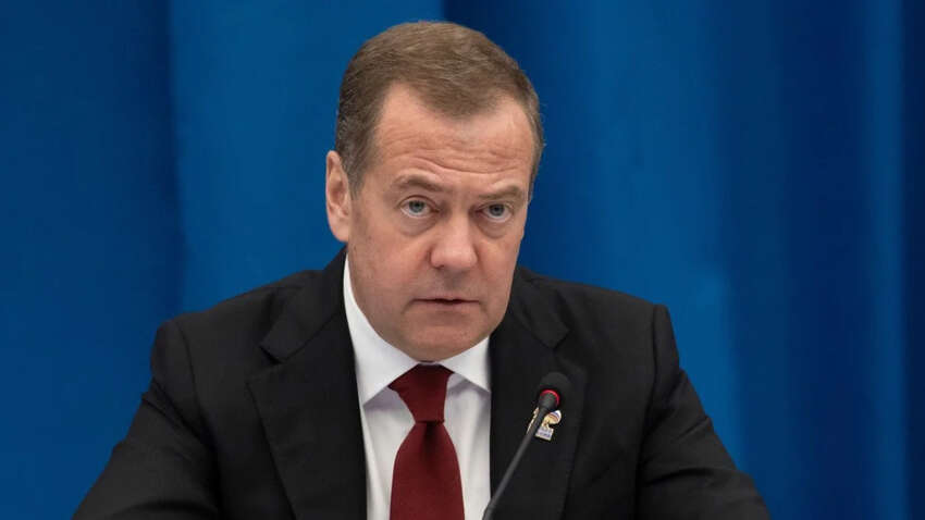 Медведев совершил резкий разворот: почему началась война против Украины Медведев совершил резкий разворот: почему началась война против Украины