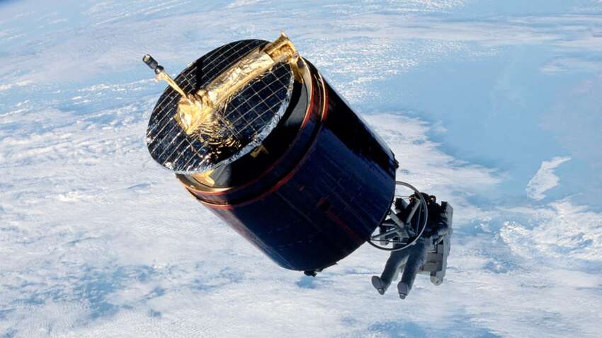 Астронавт власноруч зловив супутник у космосі, який падав на Землю