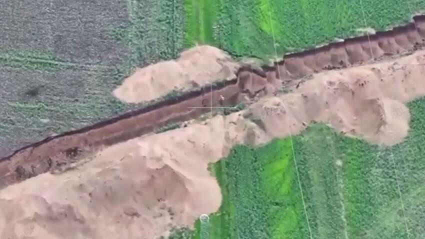 Смертельний номер: російський мотоцикліст-штурмовик намагався перелетіти танковий рів