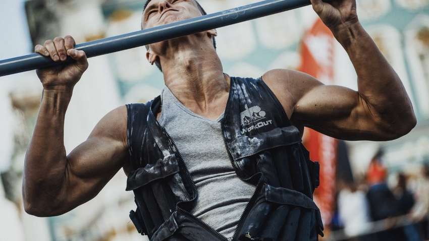 Как научиться подтягиваться: несколько советов будущему королю турника