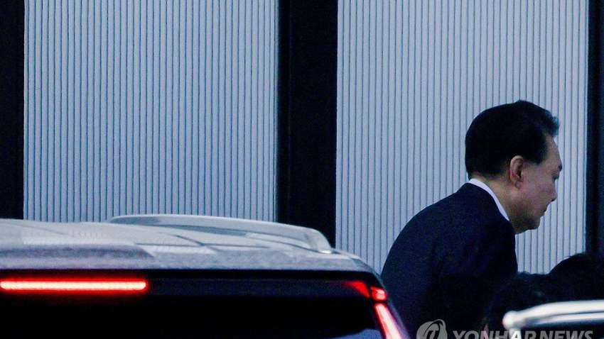 Первый арест президента: на улицы вышли сотни митингующих Первый арест президента: на улицы вышли сотни митингующих