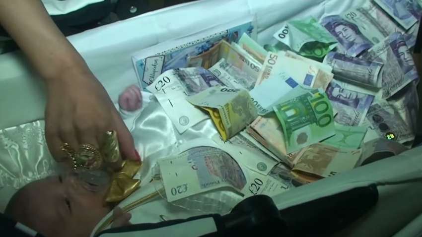 Все у золоті та купюрах: в мережі показали ромські хрестини (ВІДЕО)