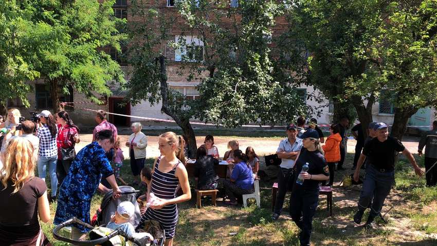 В Лисичанске разваливается жилой дом, жителей пришлось экстренно эвакуировать, - ФОТО