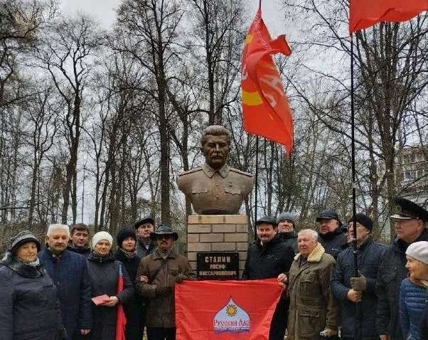 В России поставили памятник советскому диктатору в детском парке