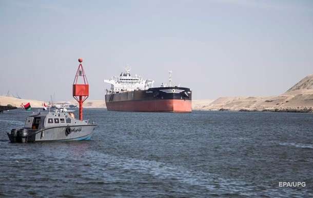 В Суэцком канале снова пробка: танкер сел на мель В Суэцком канале снова пробка: танкер сел на мель