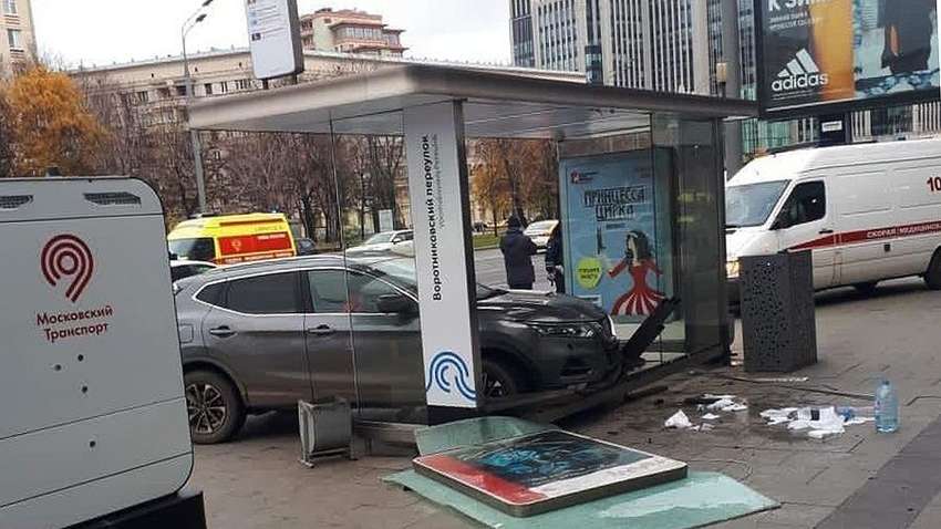 Страшна аварія в центрі Москви: автомобіль на великій швидкості влетів у зупинку Страшна аварія в центрі Москви: автомобіль на великій швидкості влетів у зупинку