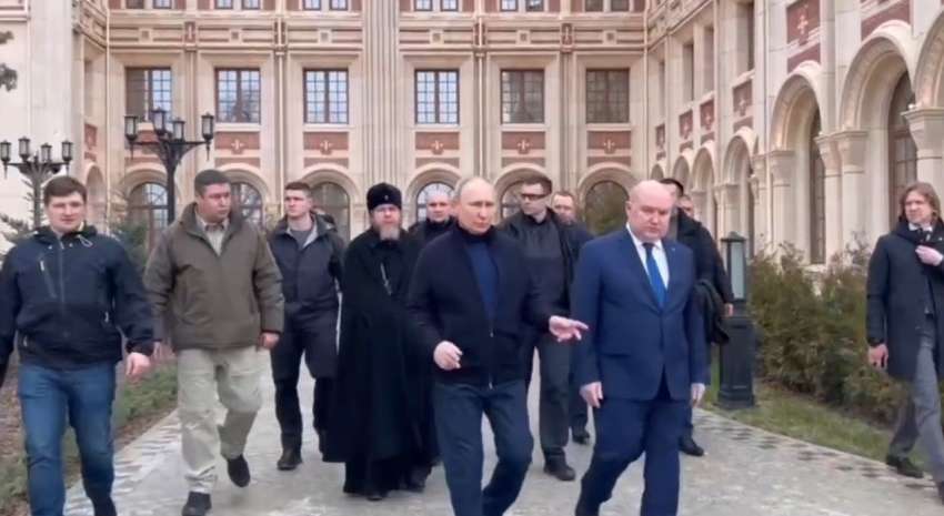 Странная ходьба Путина вызвала новые подозрения по поводу его здоровья