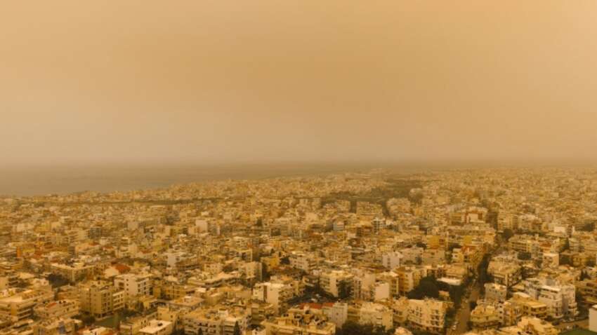 Небо стало оранжевым: популярный курорт в Греции накрыла мощная пыльная буря