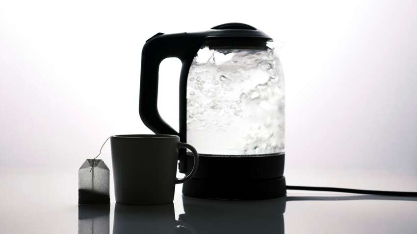 Накип з чайника легко видалити без хімії: секрет у застосуванні поширеного продукту