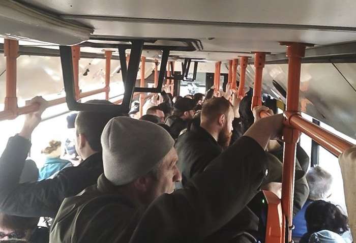 Парня, громко слушавшего музыку в маршрутке, порезали бритвой