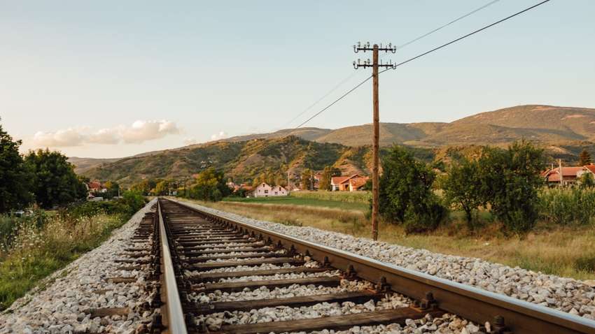 Потяг кілька кілометрів тягнув авто, яке потрапило у ДТП в Росії (ВІДЕО) Потяг кілька кілометрів тягнув авто, яке потрапило у ДТП в Росії (ВІДЕО)
