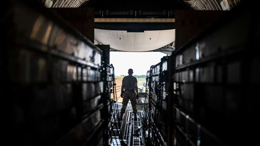 США показали, как готовят к отправке новую партию боеприпасов для Украины (ФОТО)