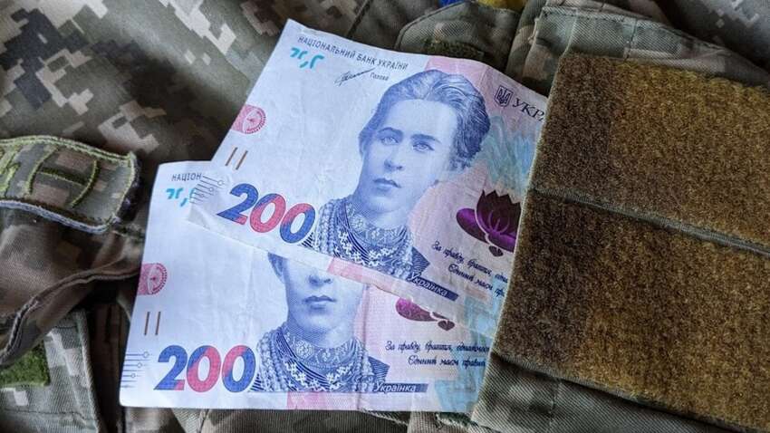 Гроші на фронті і в тилу: скільки реально платитимуть військовим з 1 травня