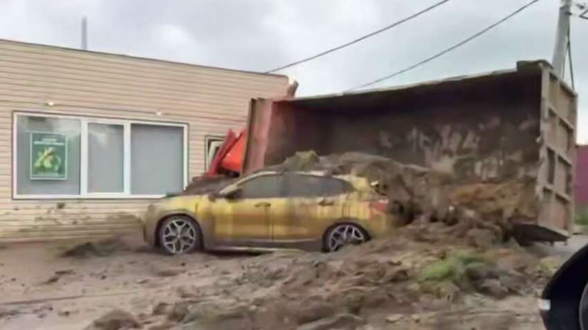 В России грузовик с навозом перевернулся на золотой BMW: видео курьезного ДТП В России грузовик с навозом перевернулся на золотой BMW: видео курьезного ДТП