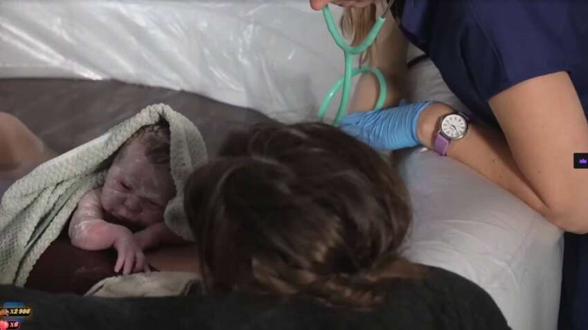 Первые роды на платформе Twitch: женщина родила ребенка в прямом эфире 