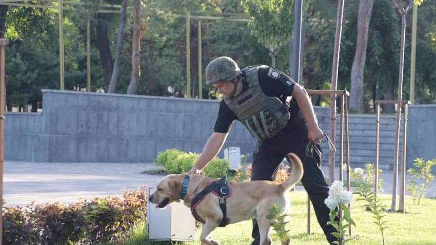 Кінологи поліції зворушливо привітали чотириногих колег з Днем подяки собаці