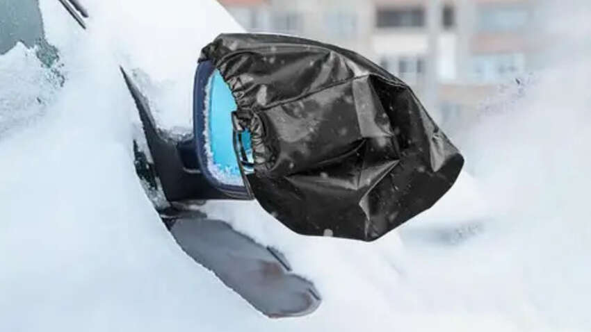 Лайфгак набирает популярность: зачем водителей призывают надевать носки на автозеркала