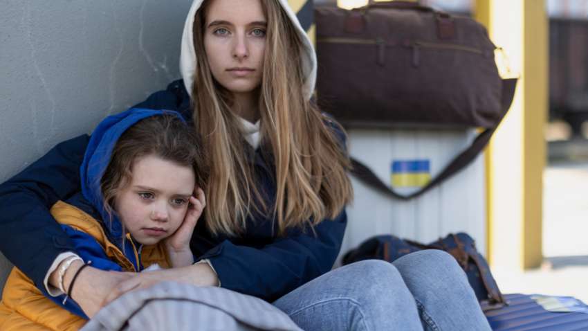 Чому українці не хочуть повертатись: що тримає біженців за кордоном