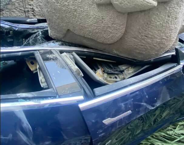 У Мексиці ефектно розчавили авто Tesla Model 3 і назвали Маска «Молюском» У Мексиці ефектно розчавили авто Tesla Model 3 і назвали Маска «Молюском»