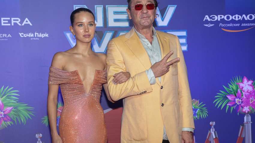 Российский певец анонсировал свадьбу со своей 18-летней "невестой"  Российский певец анонсировал свадьбу со своей 18-летней "невестой"