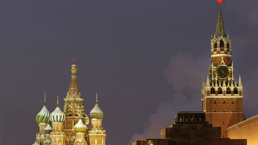 Випадок може стати пророцтвом: "Кремль" впав та мало не роздавив росіянку під час параду (ВІДЕО) Випадок може стати пророцтвом: "Кремль" впав та мало не роздавив росіянку під час параду (ВІДЕО)