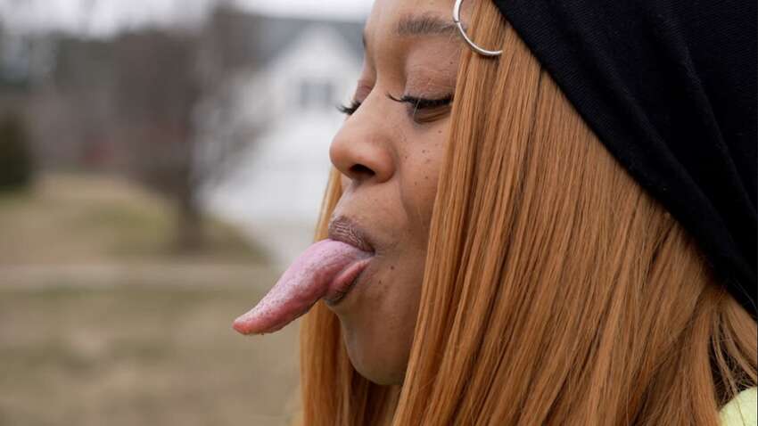 “Люди кричать від жаху”: як живе американка з найдовшим у світі язиком